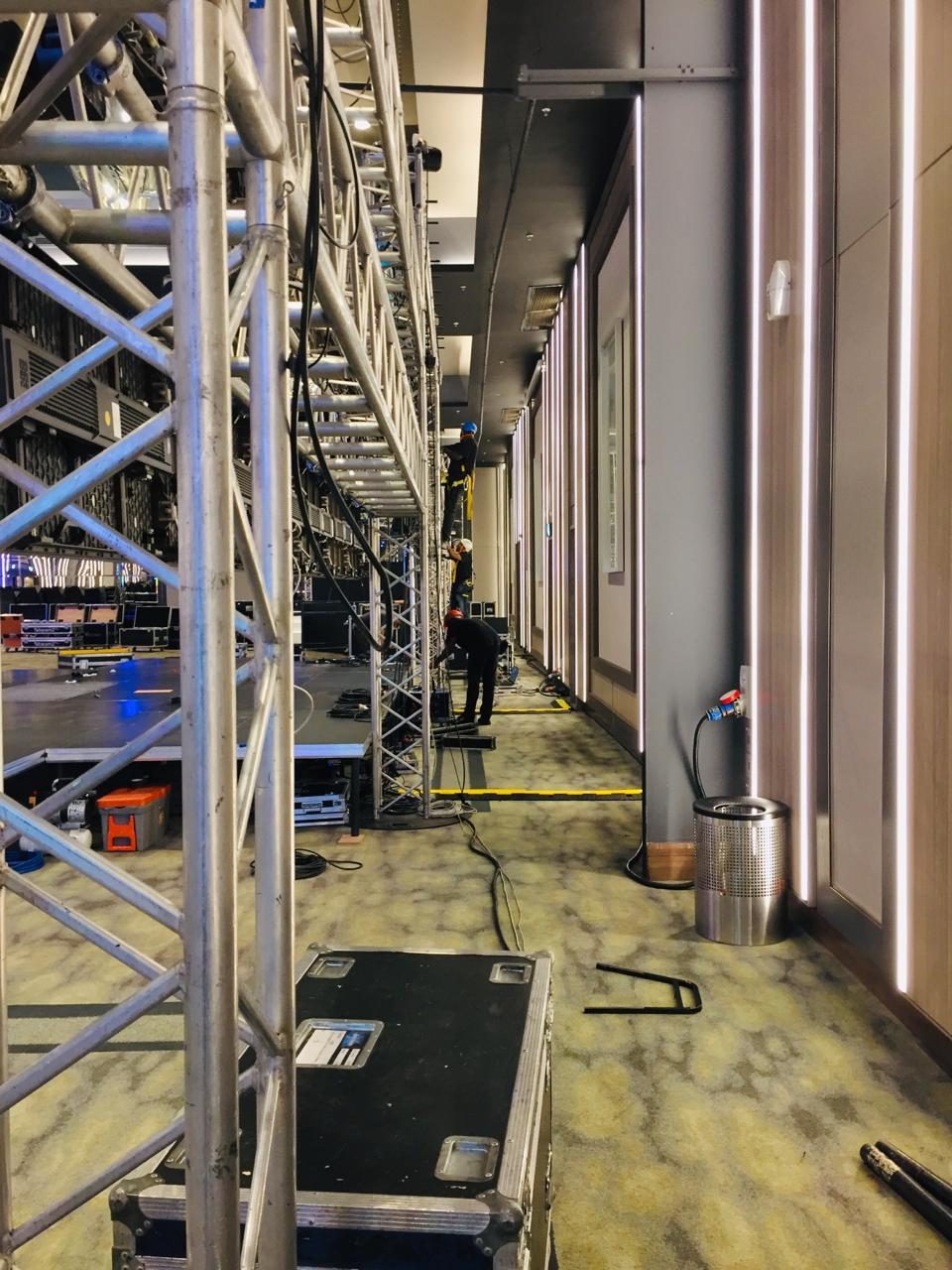 Overhead grid installation